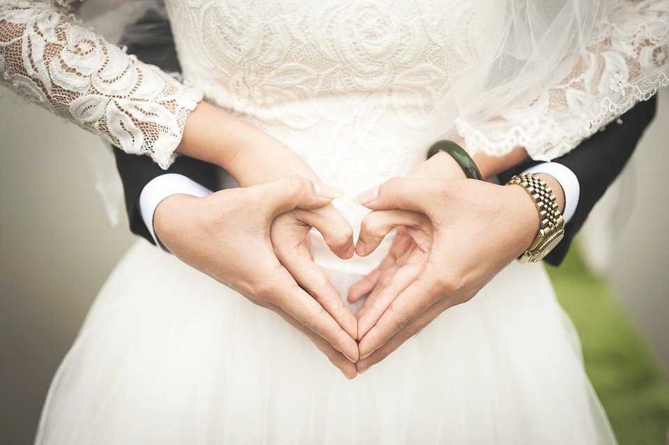 25 lat małżeństwa - jakie to gody? Odkryj znaczenie i tradycje