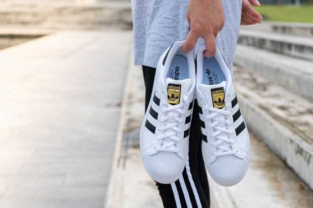 Adidas białe sneakersy - idealny wybór dla każdego