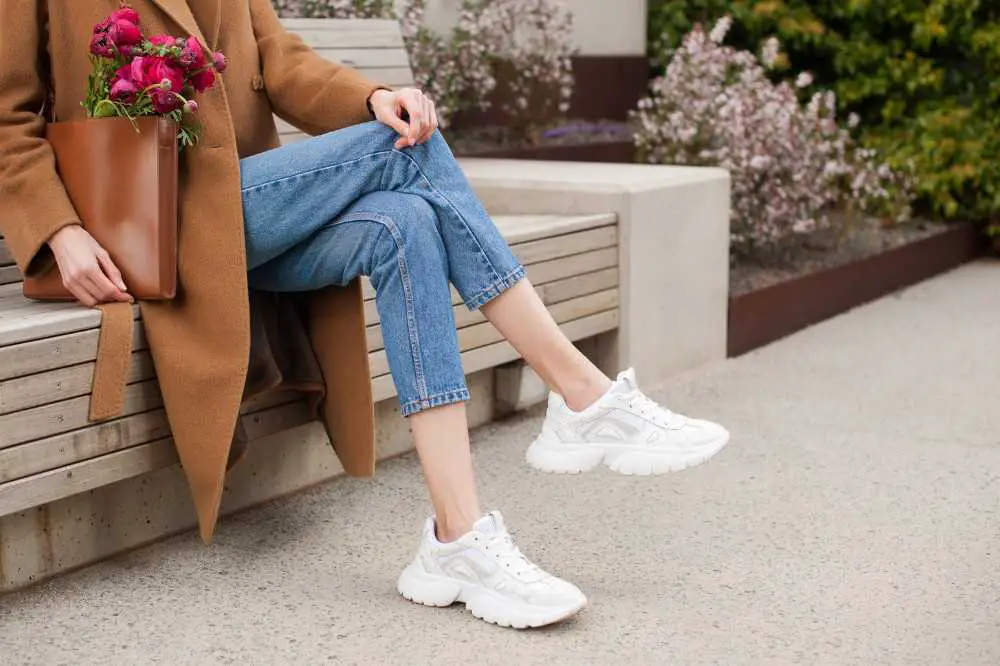 Wyjątkowe cechy butów białych sneakersów