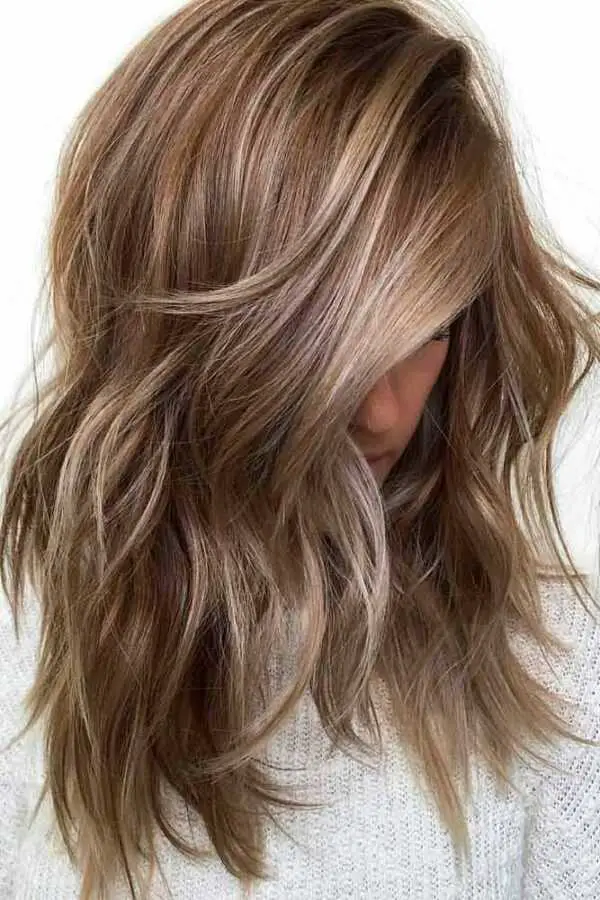 Ciemny blond włosy – jak osiągnąć ten kolor i jak go utrzymać | Porady i wskazówki