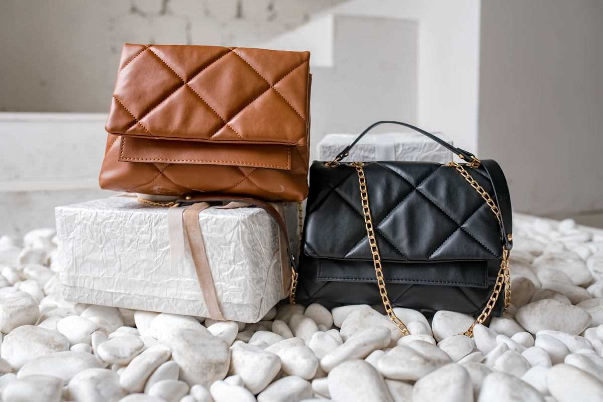 Czarna torebka Zara – stylowy dodatek do każdej stylizacji | Sklep online