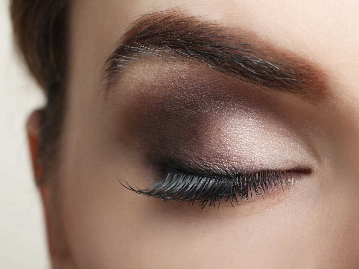 Delikatny makijaż smoky eyes - jak go stworzyć i jakie produkty wybrać