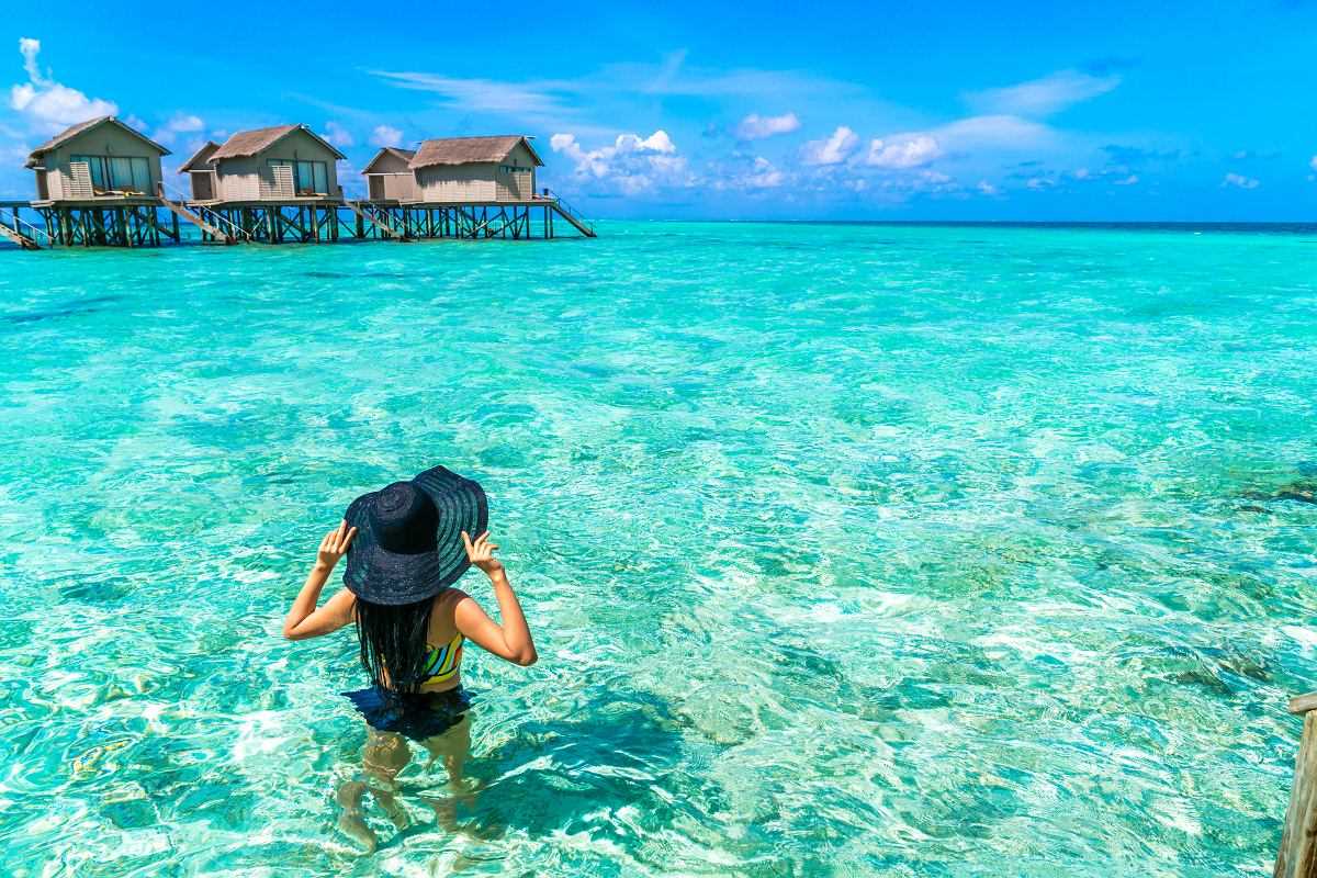 Domki na wodzie Malediwy - idealne miejsce na wakacje | Wakacje na rajskiej wyspie