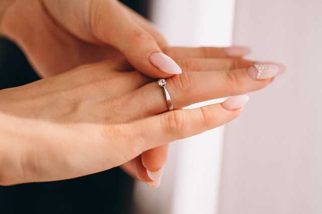 Ceny i porady dotyczące kosztu pierścionka zaręczynowego - Najlepsze oferty