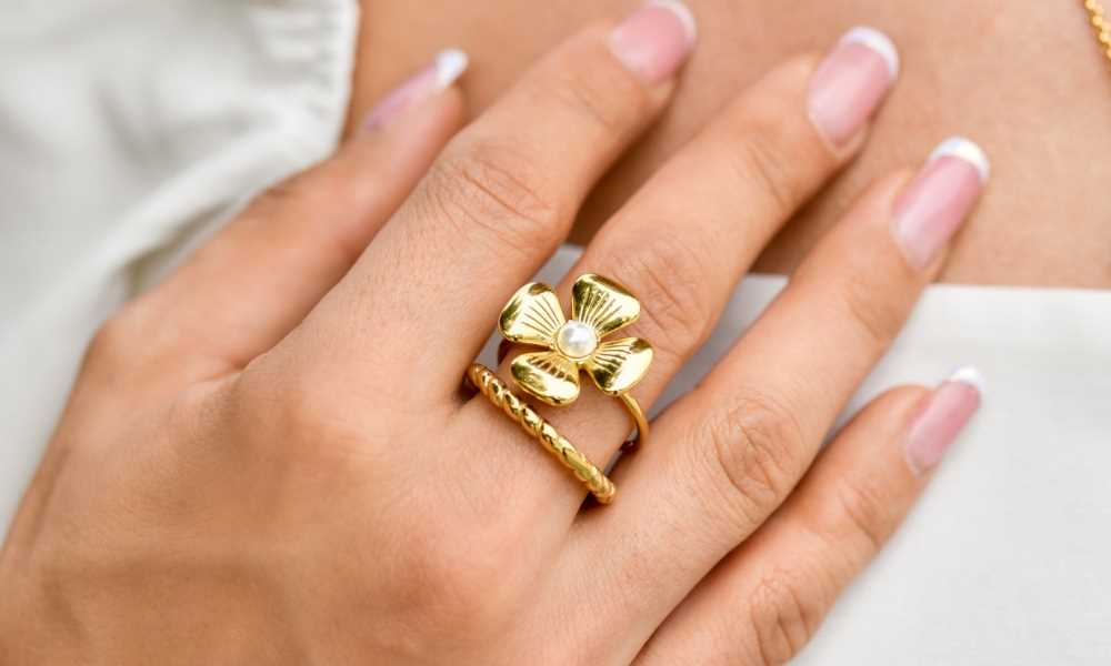 Jak nosić pierścionki - poradnik dla stylowych kobiet | Modne dodatki na każdą okazję