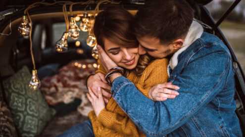 Jak przytulać zakochanego mężczyznę - 7 skutecznych sposobów | Porady dla kobiet