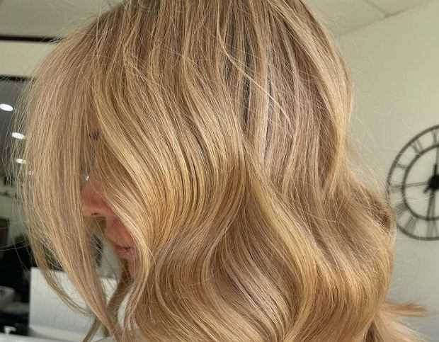 Karmelowy blond - idealny kolor włosów dla każdej kobiety | Artykuł o trendach w koloryzacji włosów