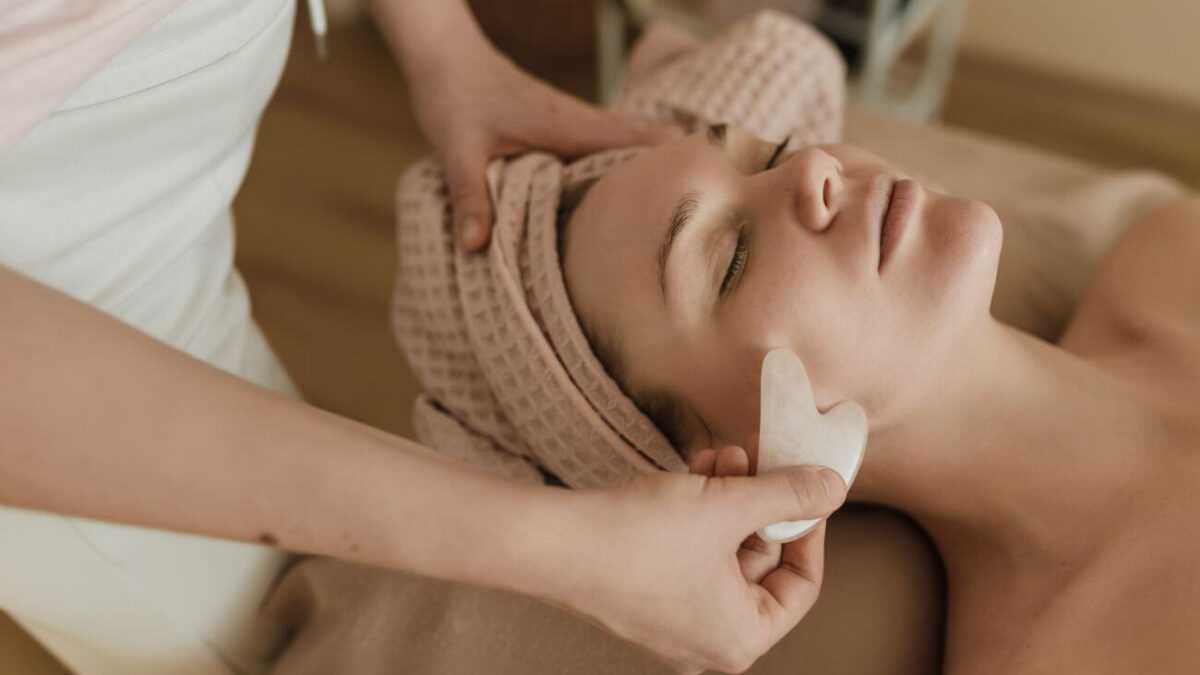 Korzyści i wykonywanie masażu gua sha - jakie są zalety?