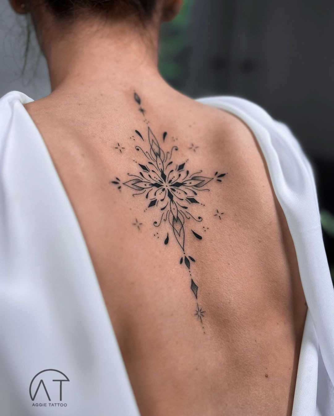 Minimalistyczne proste wzory tatuaży - subtelne i eleganckie projekty dla miłośników minimalizmu