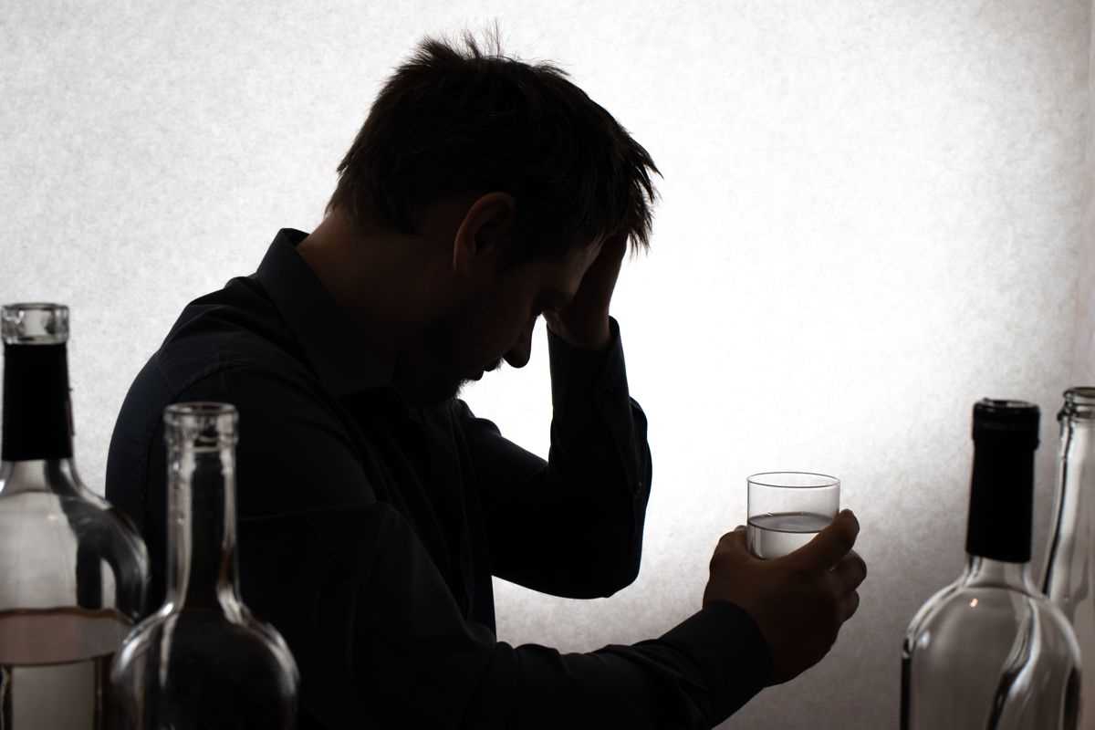 Objawy alkoholizmu na twarzy - jak rozpoznać problem | Poradnik