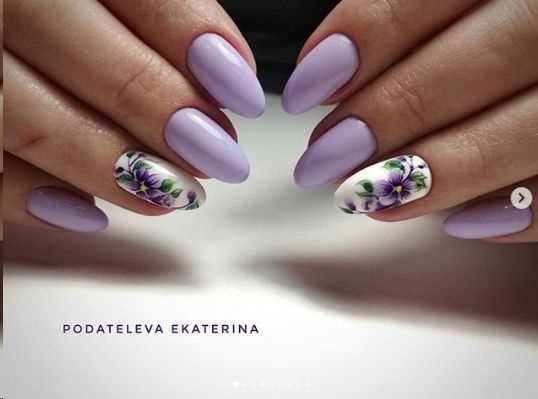 Paznokcie z kwiatami: najnowsze trendy i inspiracje na malowanie paznokci