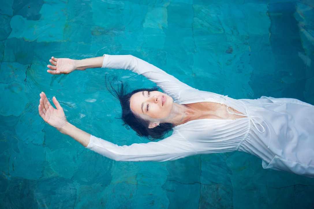 Sennik Pływanie w basenie - znaczenie snu i jego interpretacja | Senniki online