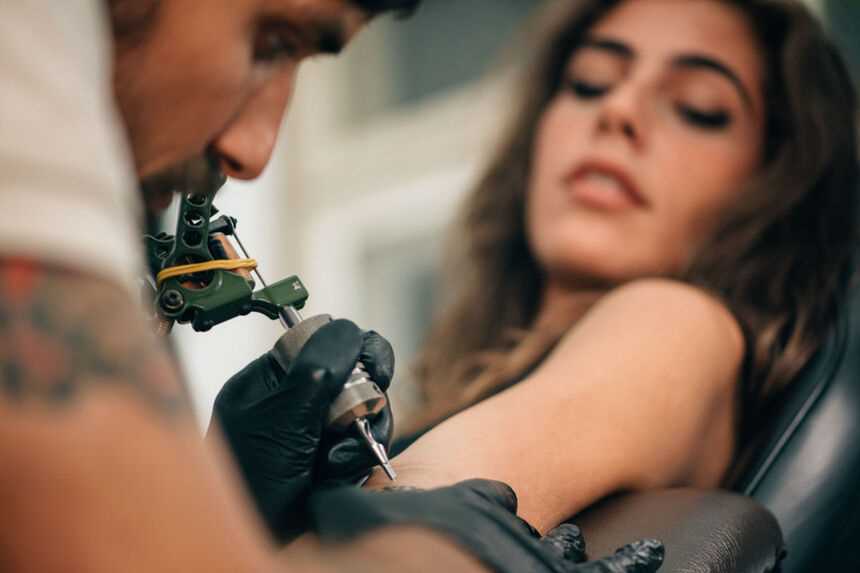 Tatuaż anioł na nadgarstku - piękne wzory i inspiracje | TattooStudio