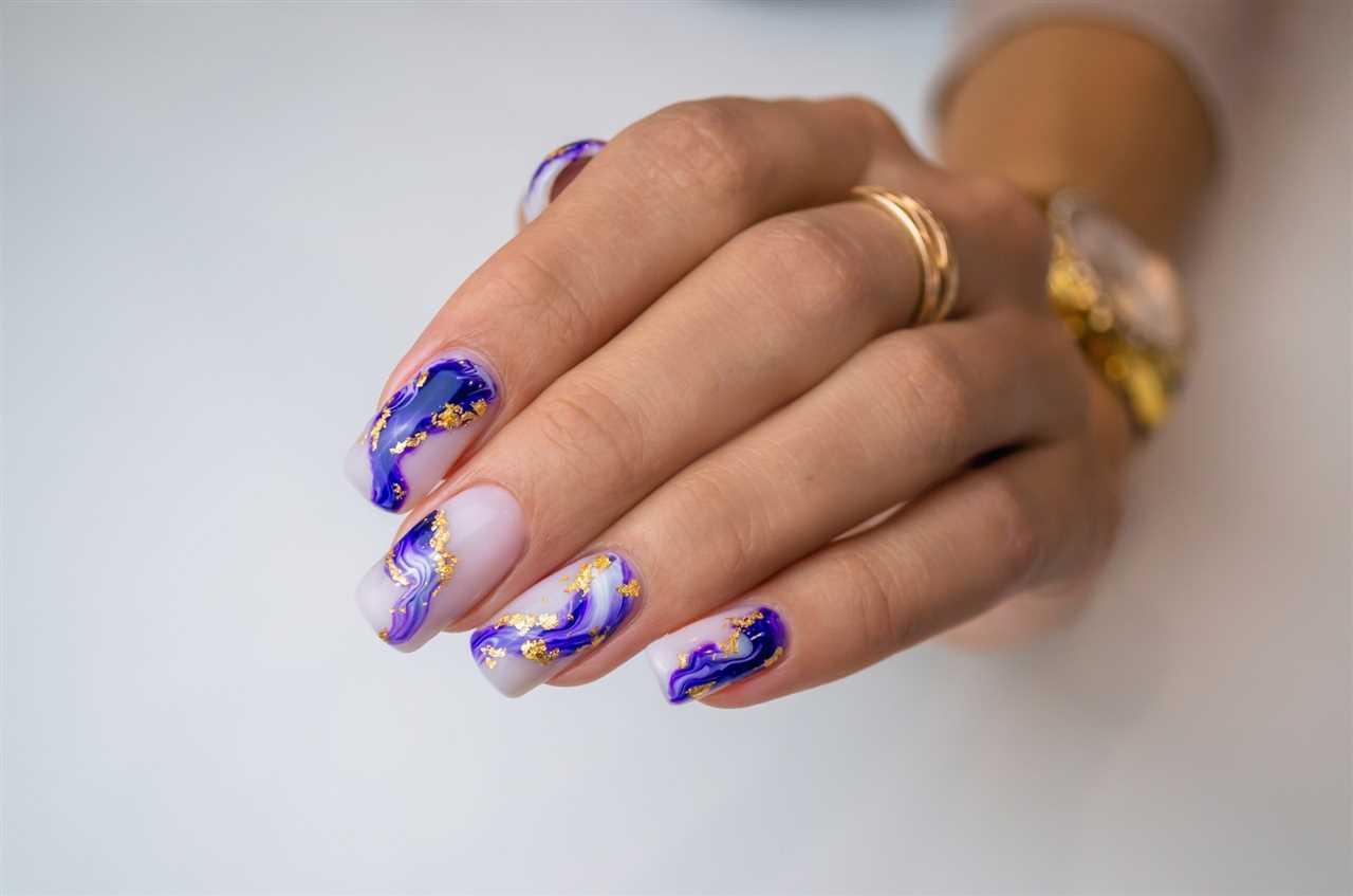 Złota folia na paznokcie - najnowszy trend w manicure | Sztuka paznokci