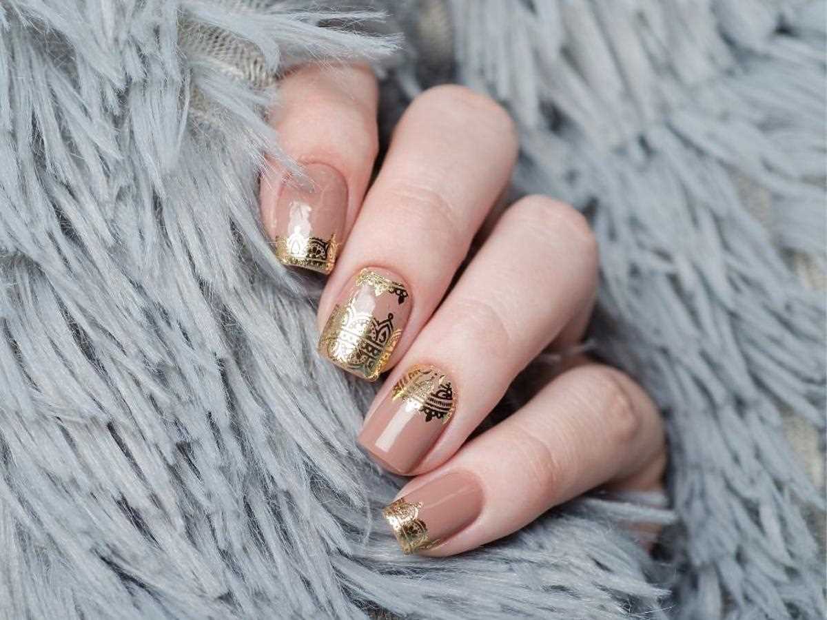 Beżowe paznokcie ze złotem - idealne połączenie