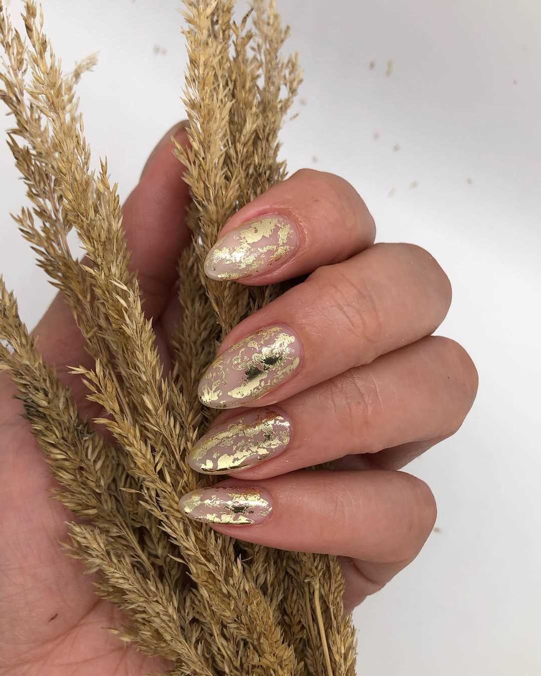 Beżowe paznokcie ze złotem - dodaj blasku swojemu codziennemu stylowi