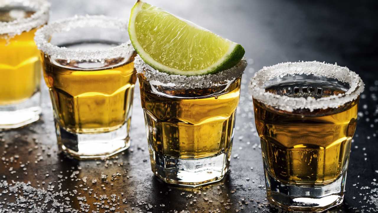 Jak pić tequilę - poradnik dla początkujących 2 4. Pij tequilę w odpowiedni sposób
