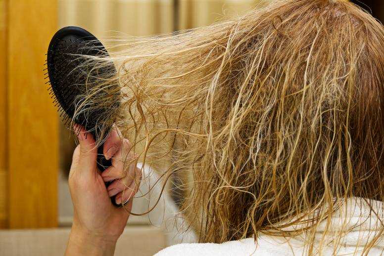 Jak zadbać o włosy po rozjaśnianiu aby nie stały się sianem
