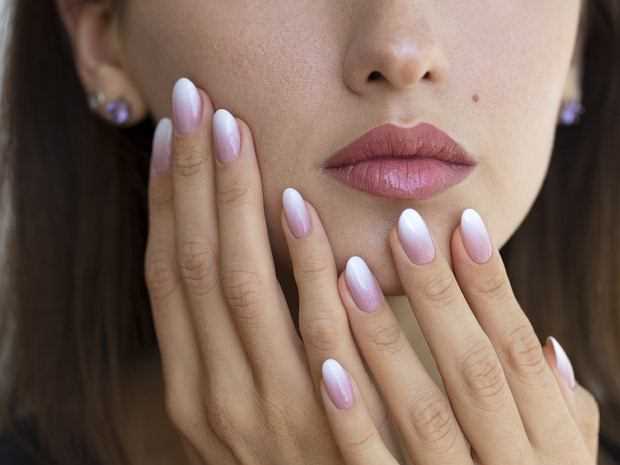 Modne paznokcie ombre - jak stworzyć piękny gradient na paznokciach | Porady i inspiracje 1 Modne paznokcie ombre