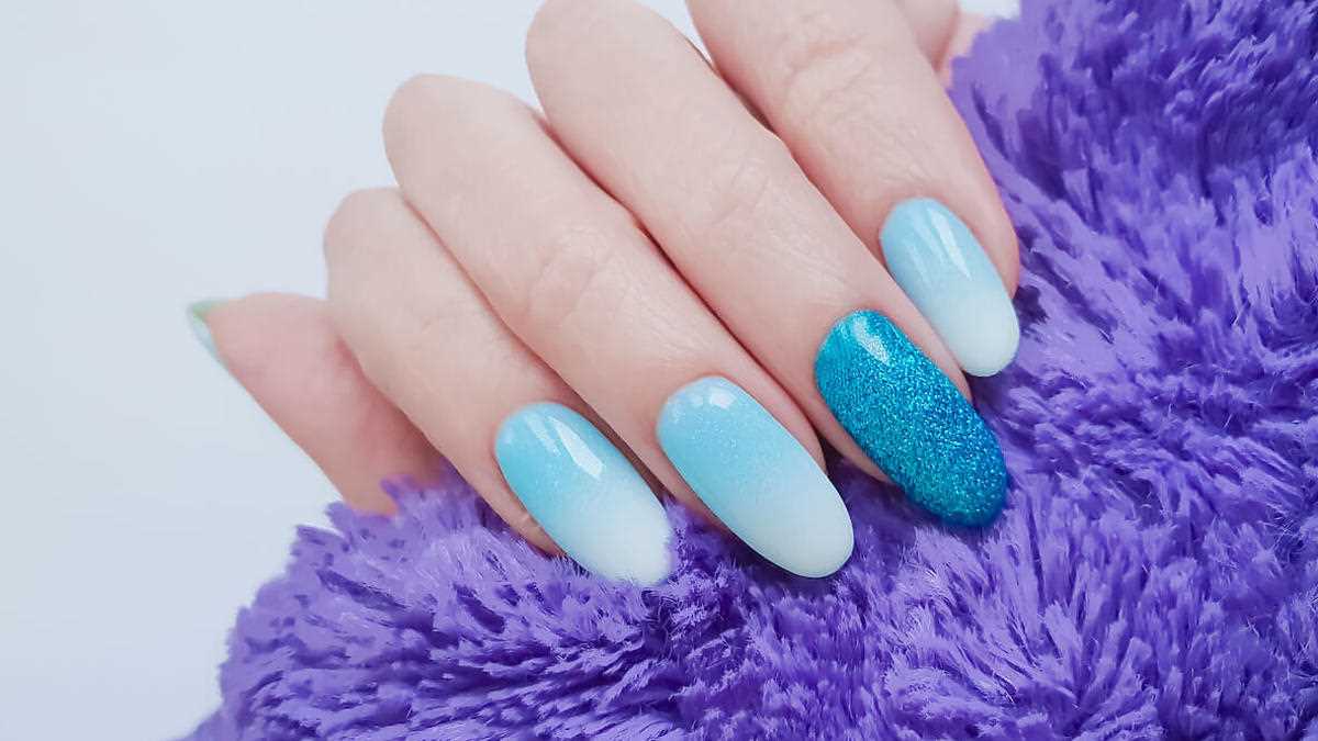 Modne paznokcie ombre - jak stworzyć piękny gradient na paznokciach | Porady i inspiracje 3 Przygotowanie paznokci