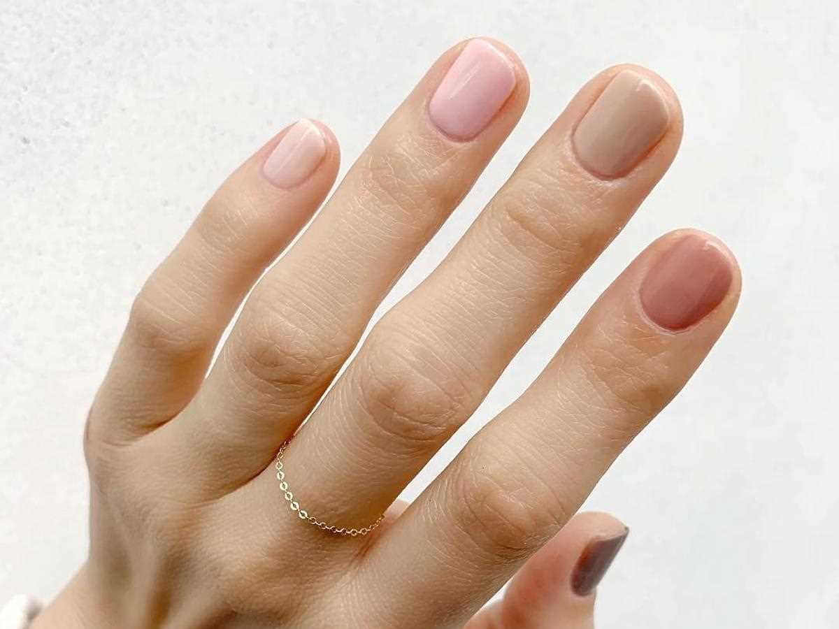 Modne paznokcie ombre - jak stworzyć piękny gradient na paznokciach | Porady i inspiracje 7 Użycie gąbki do ombre