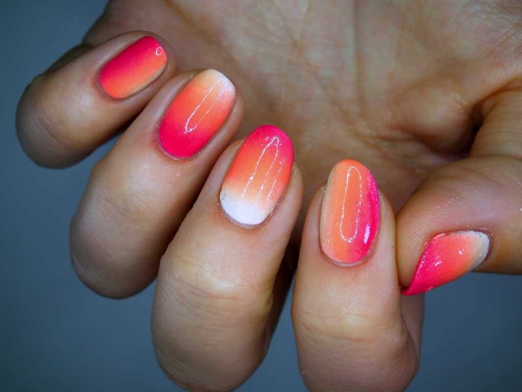 Modne paznokcie ombre - jak stworzyć piękny gradient na paznokciach | Porady i inspiracje 8 Użycie pędzla do ombre