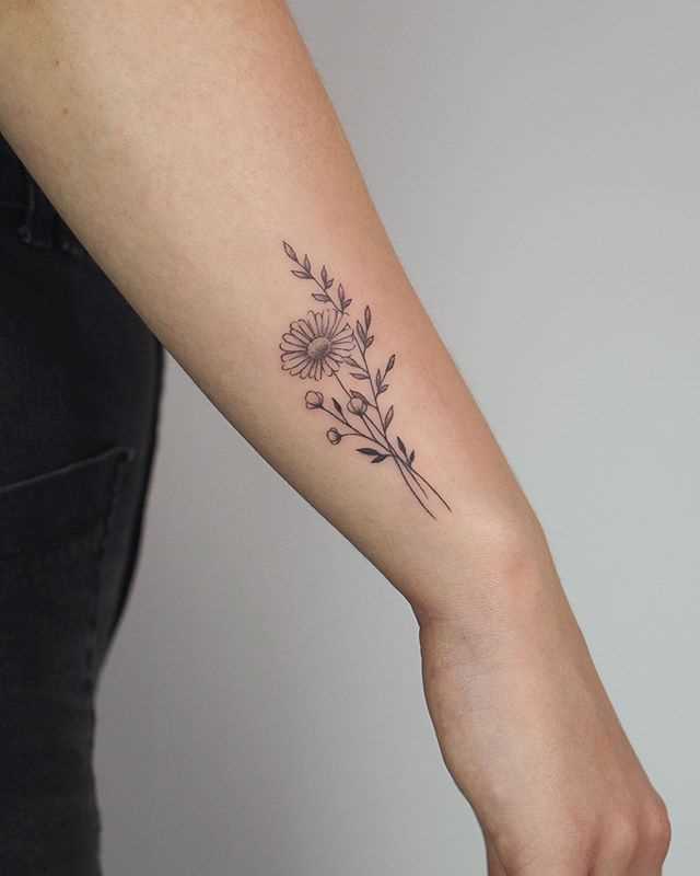 Tatuaże roślinne na przedramieniu