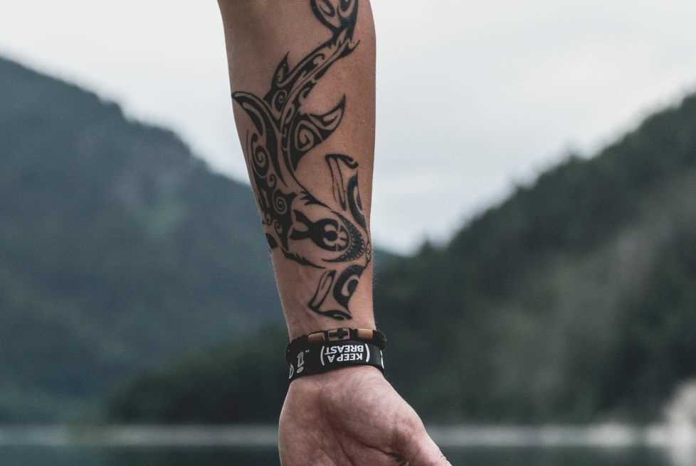 Tatuaże abstrakcyjne na przedramieniu