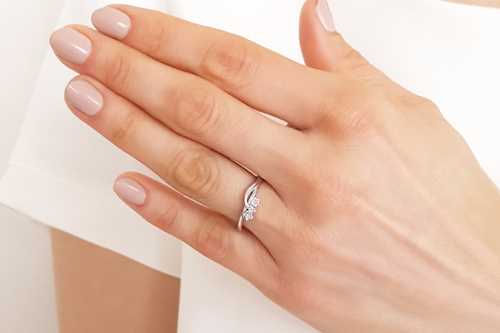 Tradycje i zwyczaje noszenia pierścionka zaręczynowego