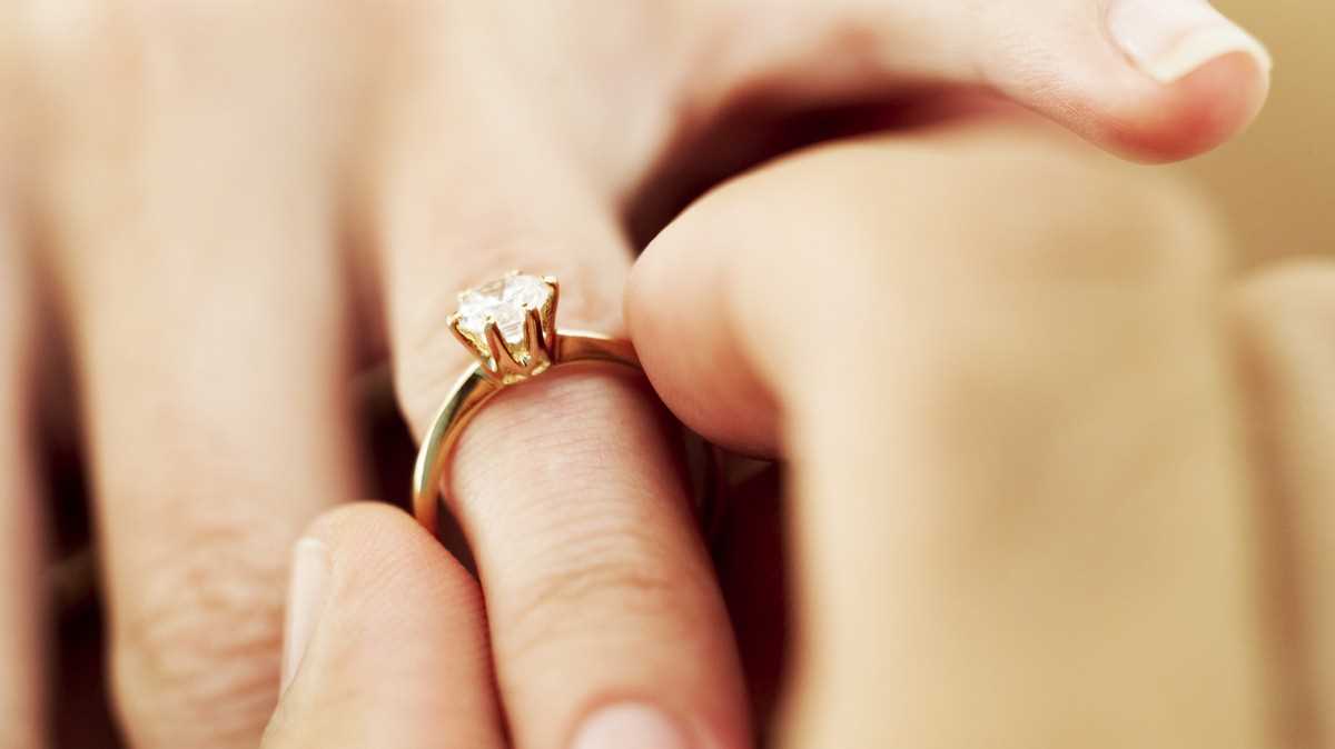 Historia pierścionka zaręczynowego