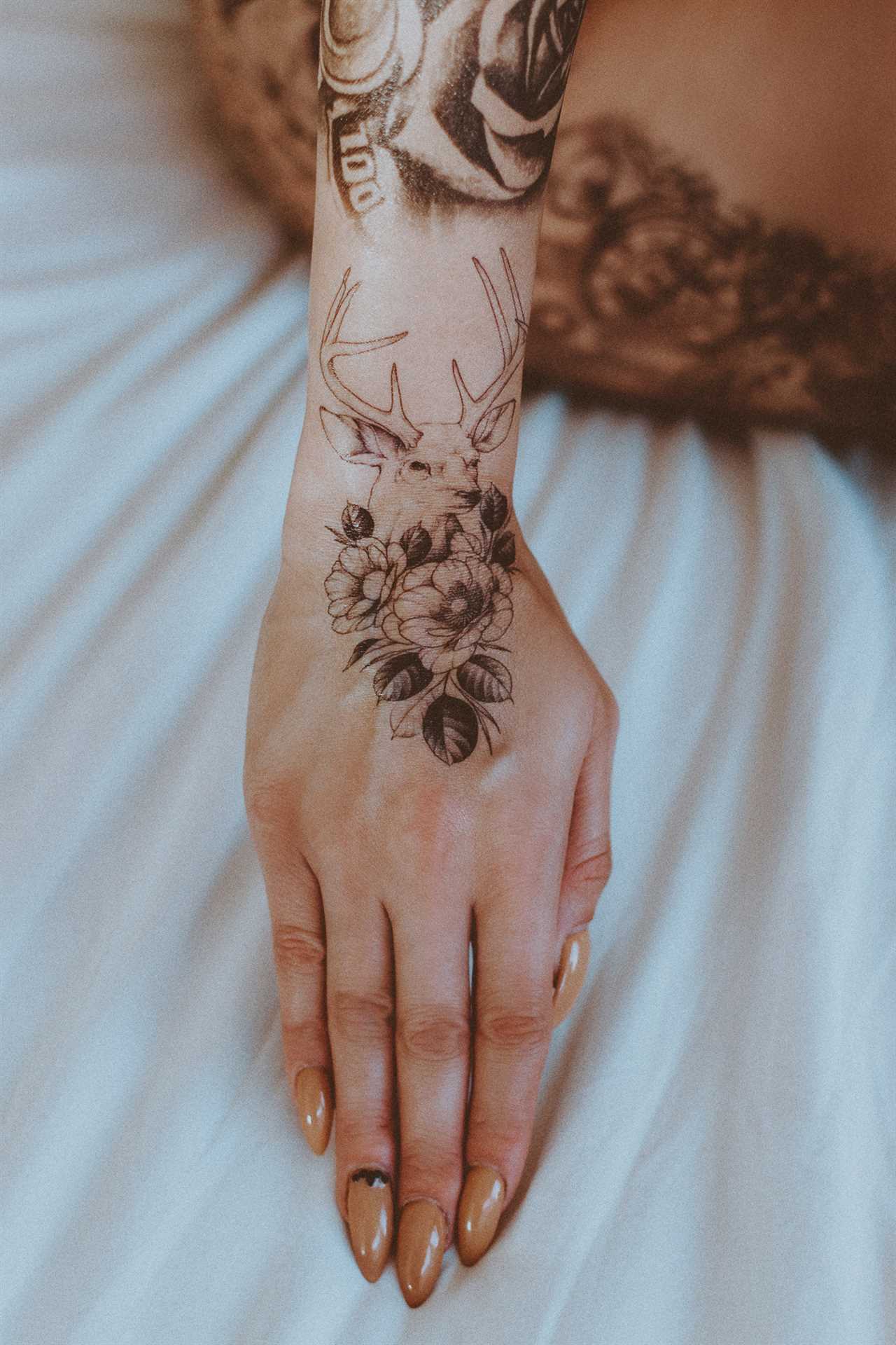 Tatuaż kwiatowy na dłoni