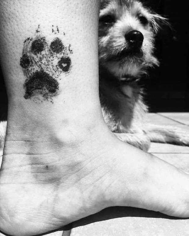 Wzory tatuaży łapy psa w stylu tribal