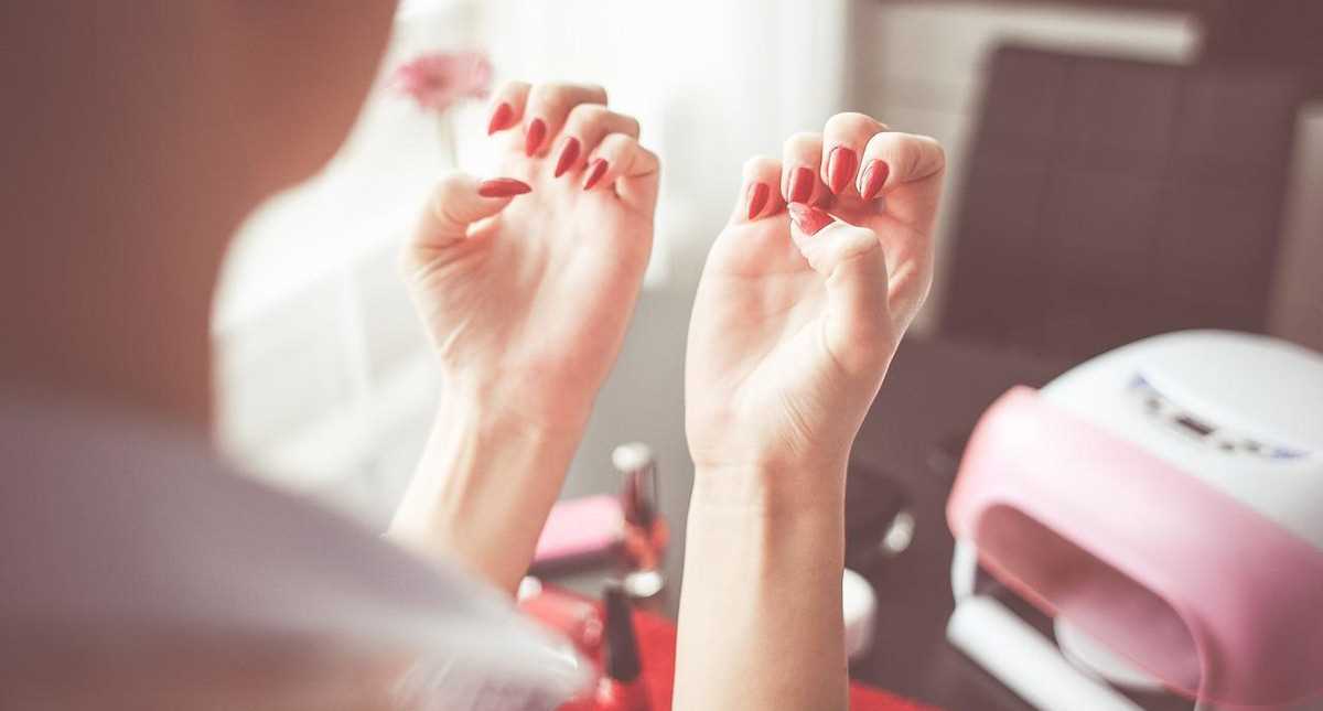 Przykładowe korzyści i wady hybrydowych paznokci