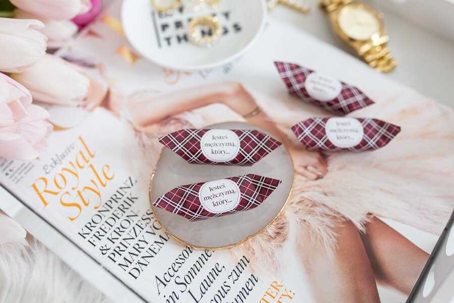 b) Ksywki związane z cechami twarzy