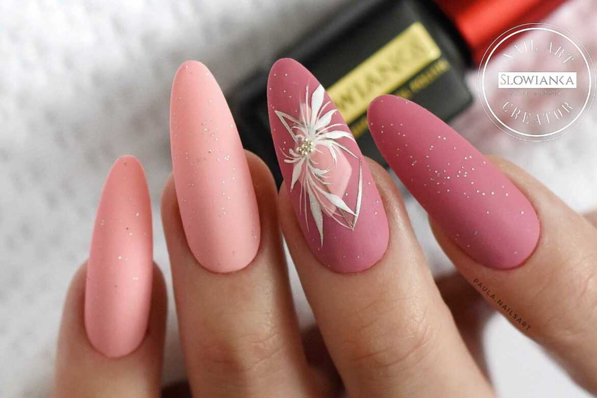 Różowe paznokcie ombre z brokatem na długich paznokciach