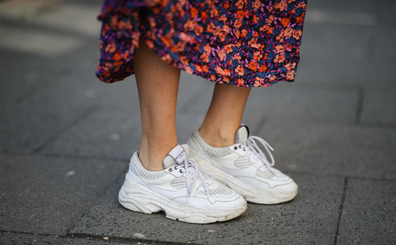 Sukienka i trampki: idealna kombinacja dla casualowego looku