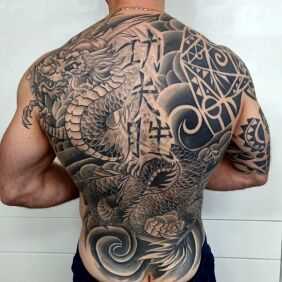 Popularność tatuaży na kręgosłupie