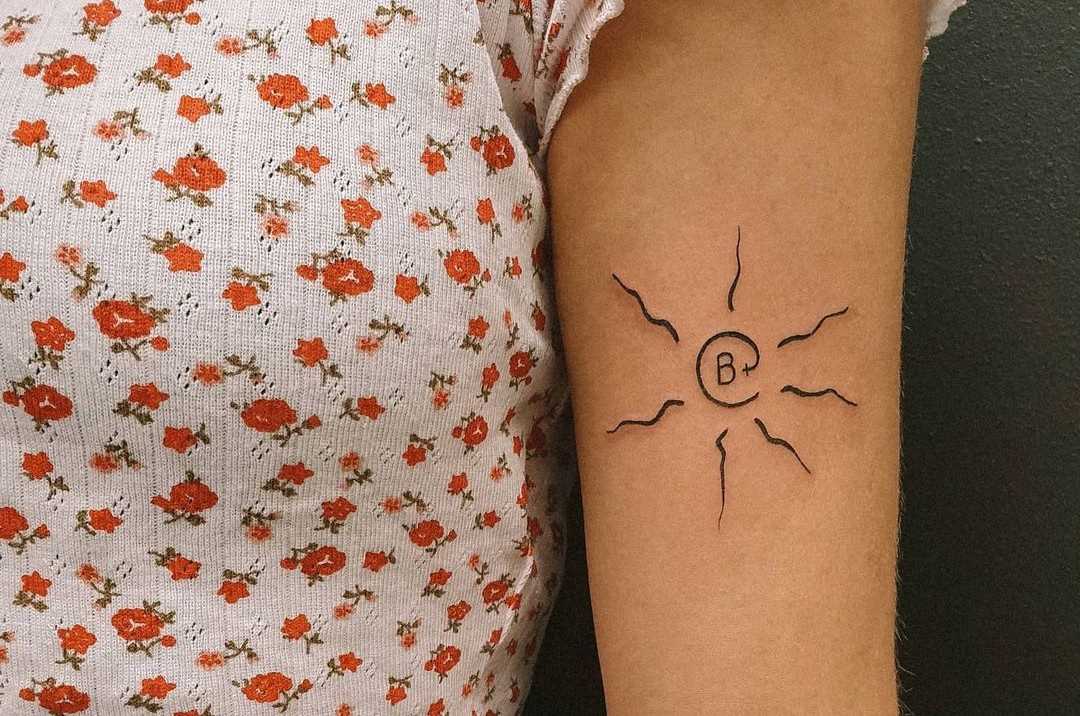 Tatuaż na nadgarstku: pomysły, wzory i inspiracje